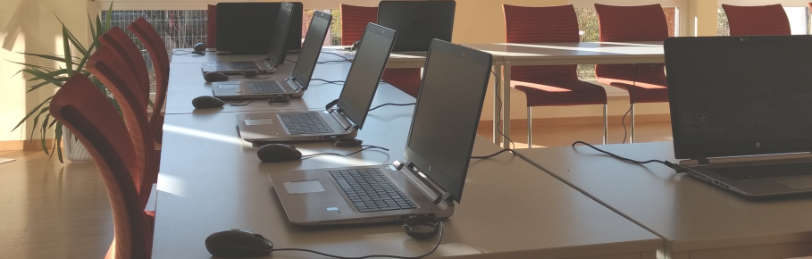 Schulungsraum mit Laptops